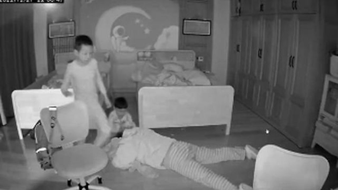 BABY MONITOR CATCHES VAX DEATH - MOTHER FALLS OVER DEAD RIGHT IN FRONT OF HER KIDS