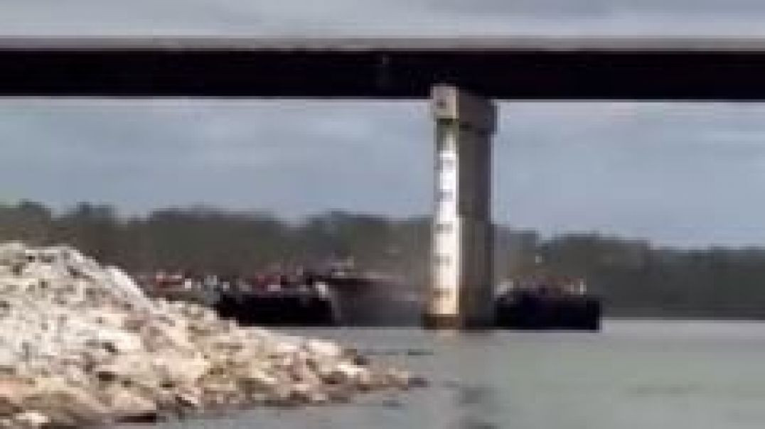 ⁣DEVELOPING 🌉⛴💥 OKLAHOMA BRIDGE SHUT DOWN AFTER BEING STRUCK BY BARGE (VIDEO)