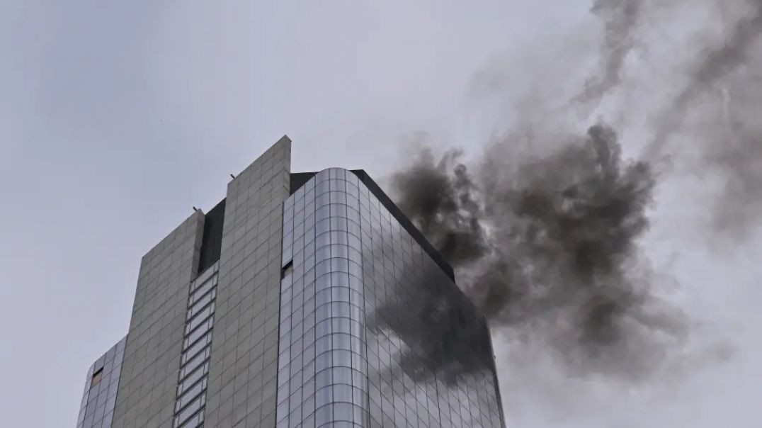 ⁣THICK SMOKE, FLAMES BURST OUT OF SKYSCRAPER 🏢🔥 NEAR WORLD TRADE CENTER AFTER ROOFTOP FIRE