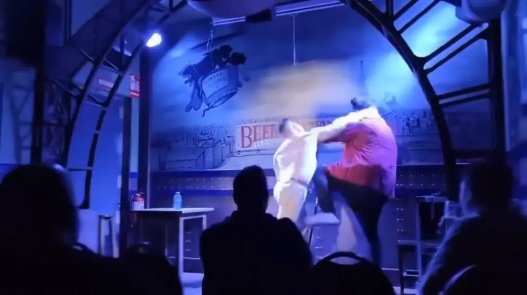 ⁣DAD SUCKER-PUNCHES COMEDIAN ON STAGE ⚤ OVER SEXUALIZED JOKE ABOUT HIS BABY SON