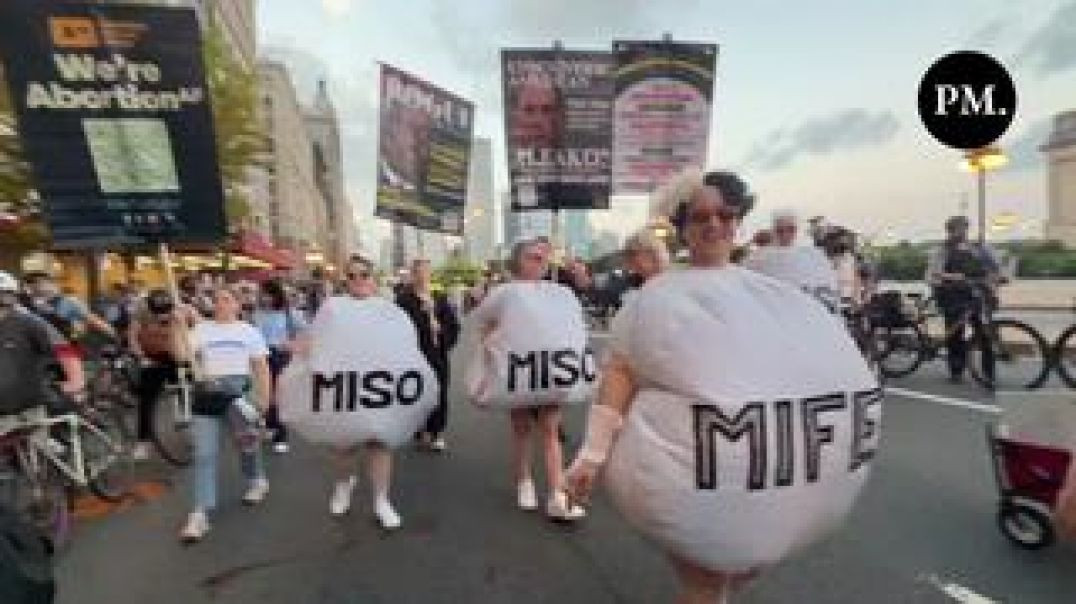 ⁣PROTESTORS IN CHICAGO DRESSED UP 💊 AS ABORTION PILLS