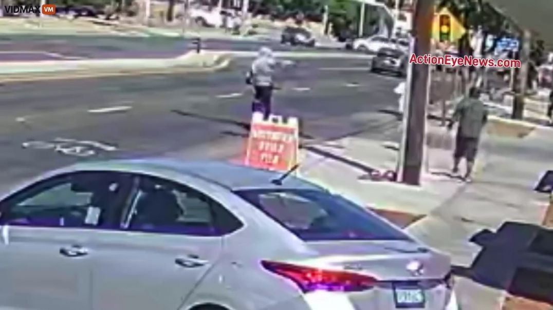 ⁣TWO GANG MEMBERS SHOT BY ANOTHER THUG ON A BIKE 🤘 OVER GANG SIGNS IN LOS ANGELES