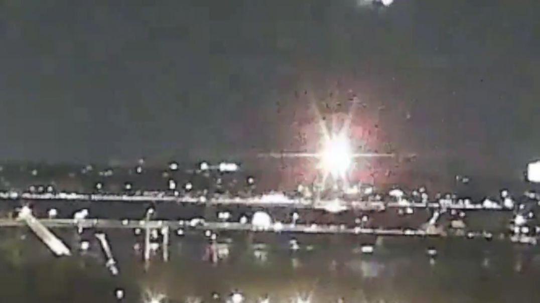 ⁣WEBCAM AT KENNEDY CENTER CAPTURES BLACKHAWK HELICOPTER 🚁💥✈ AMERICAN AIRLINES 5342 COLLISION