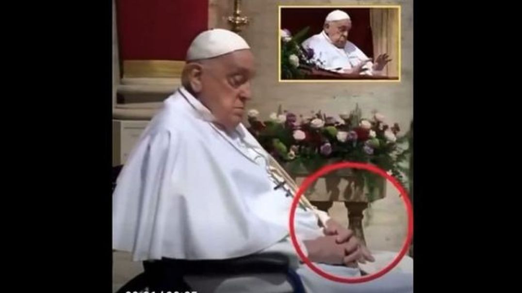 ⁣POPE HELL 🇻🇦 HAD 3 HANDS❓