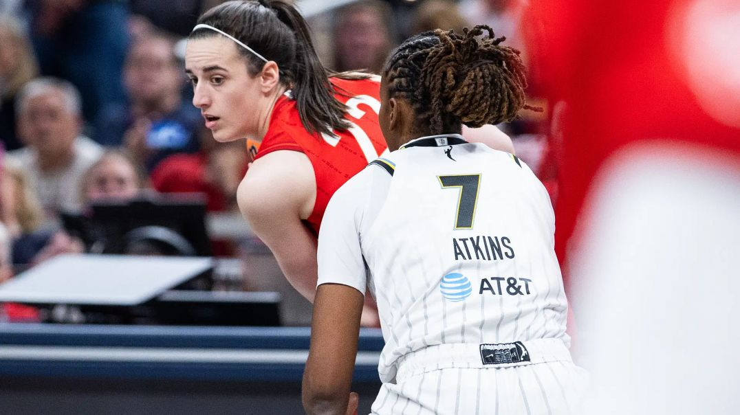 CAITLIN CLARK FIGHTS 🏀 WITH ANGEL REESE AFTER FOUL