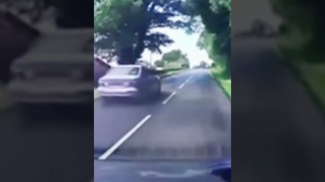⁣DRIVER BLASTS HIS HORN AND SPEEDS PAST ME 🏎 3 MINUTES LATER HE'S IN THE GUTTER❗