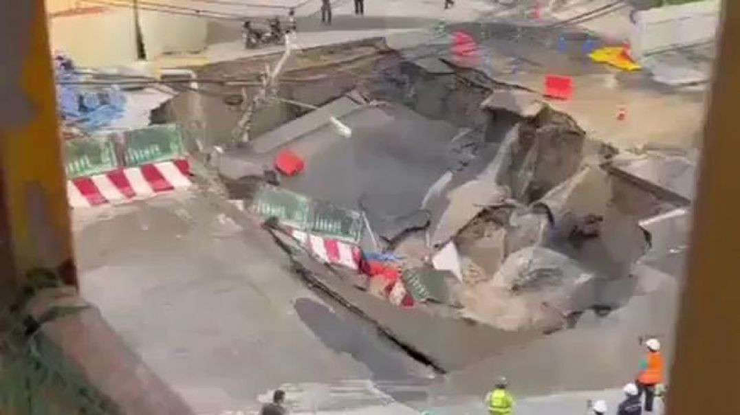 MASSIVE ROAD COLLAPSE 🕳 IN BANGKOK 🇹🇭 THAILAND