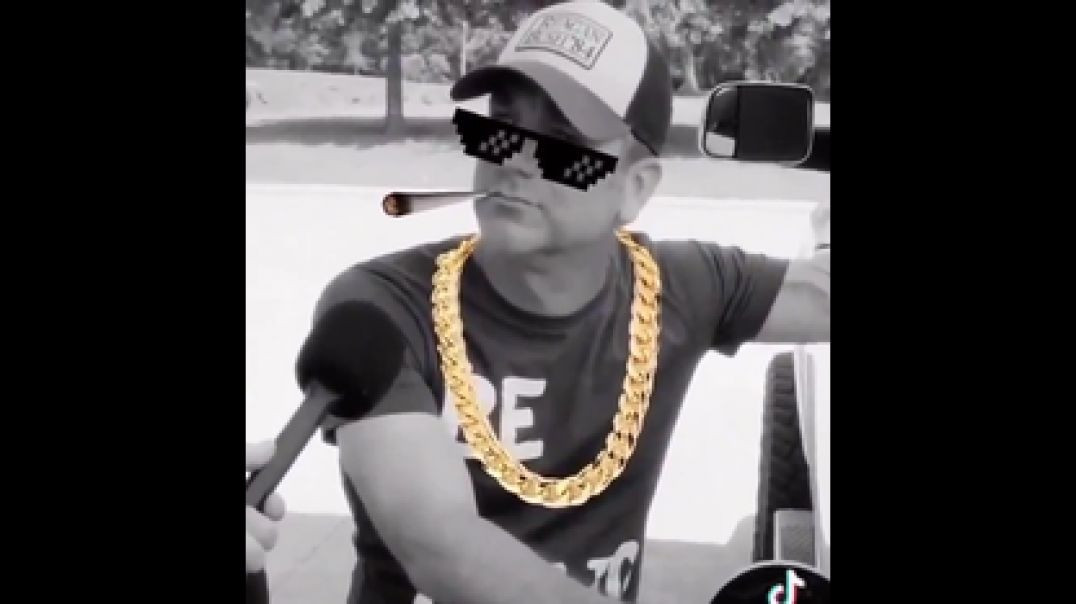 ⁣THIS MAN DOESN'T CALL 911 IN AN EMERGENCY 📲 HE CALLS 811❗