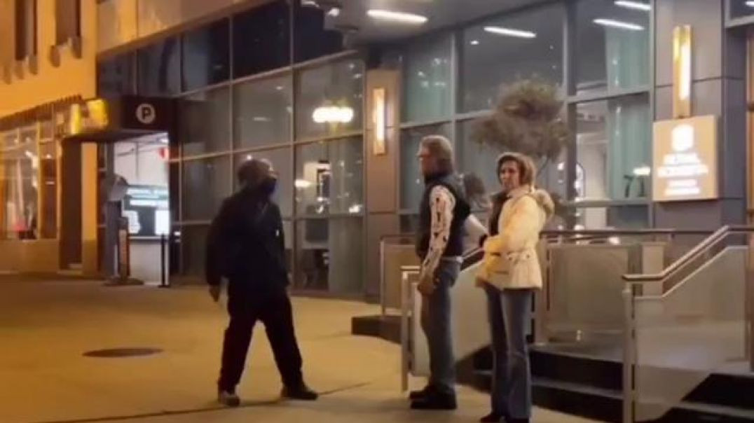 BLACK DUDE PULLS A KNIFE ON MAN BY THE NAME OF GARY 🔪 DO NOT PULL A KNIFE ON GARY❗