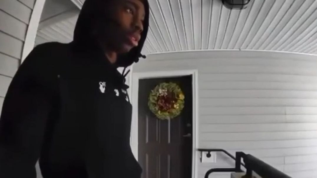 MAN BEING ROBBED AT HIS FRONT DOOR DRAWS QUICKER❗