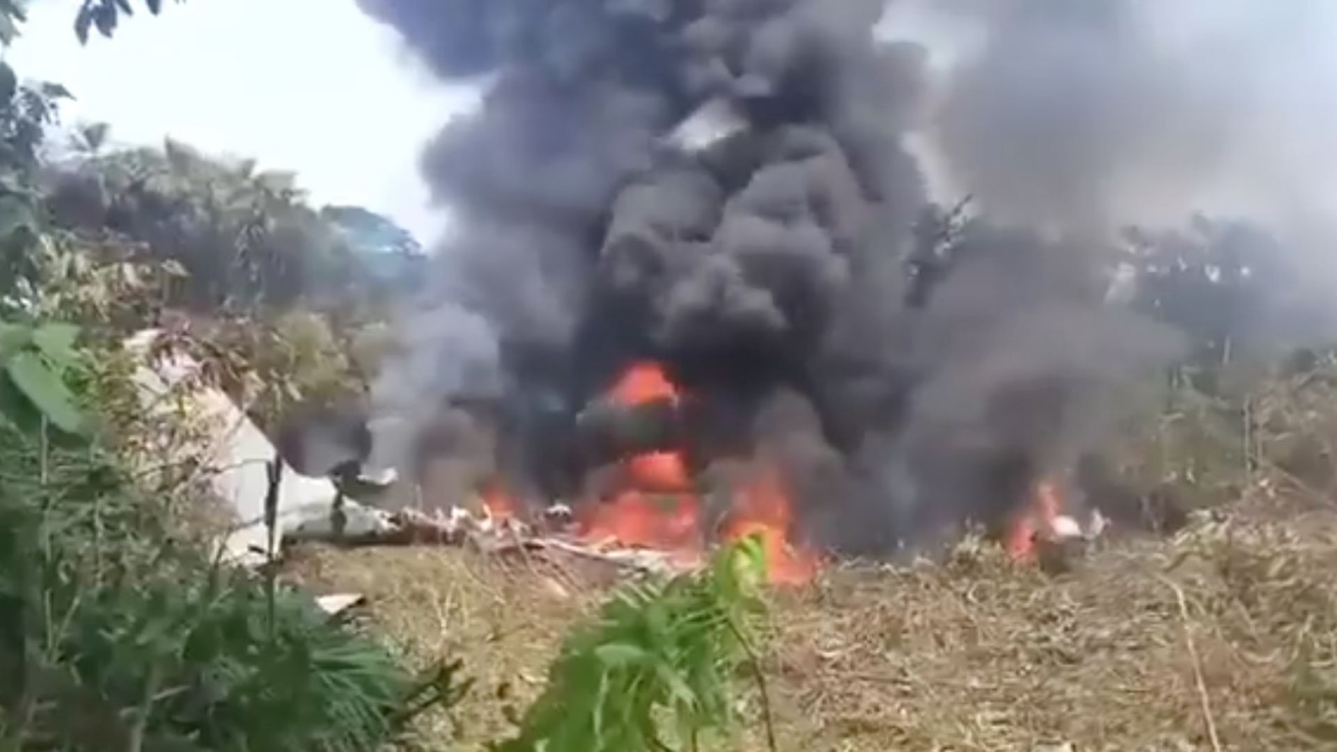 ⁣COLOMBIAN AIR FORCE C-130 AIRCRAFT CARRYING 110 PEOPLE CRASHED NEAR PUERTO LEGUIZAMO❗