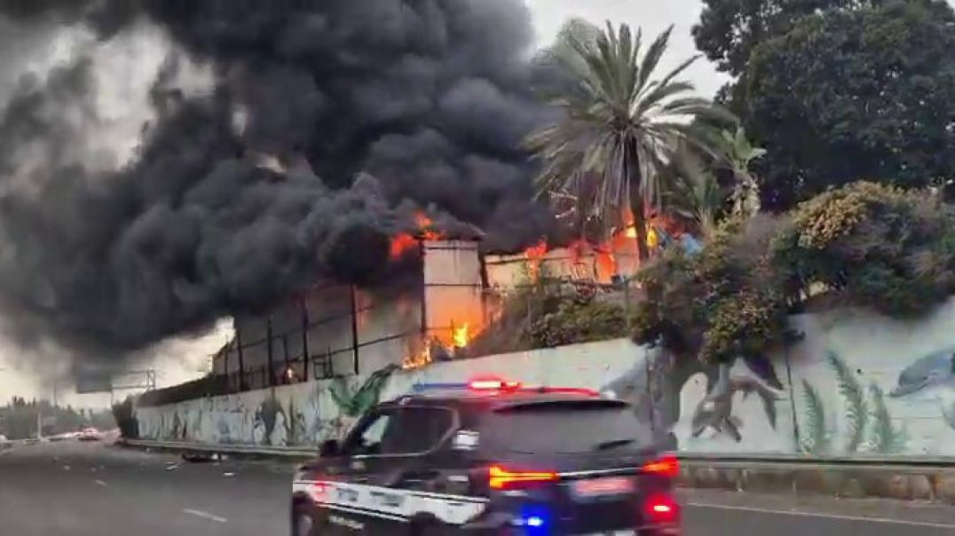 IRANIAN MISSILE STRIKES CENTRAL ISRAEL 🚀 AS THIS MAN IS INSTRUCTED TO STOP FILMING❗