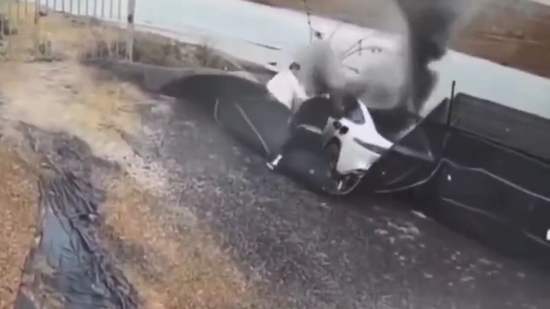 ELECTRIC VEHICLES ARE 🔥 A POTENTIAL ROLLING BBQ [HE IS VERY LUCKY THAT THE DOORS DID NOT LOCK]