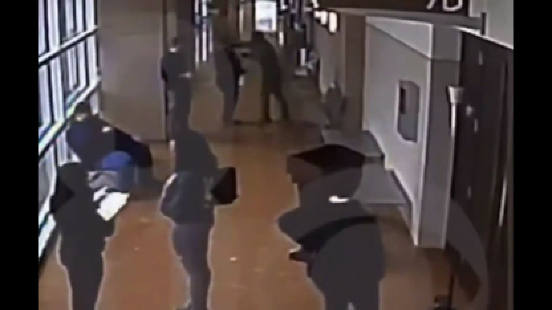 FATHER BEATS THE INDIVIDUAL 🥊 WHO KIDNAPPED AND RAPED HIS DAUGHTER OUTSIDE THE COURTROOM❗