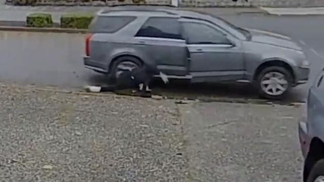 PACKAGE THIEF STRANDED AS GETAWAY CAR SPEEDS OFF WITHOUT HER❗