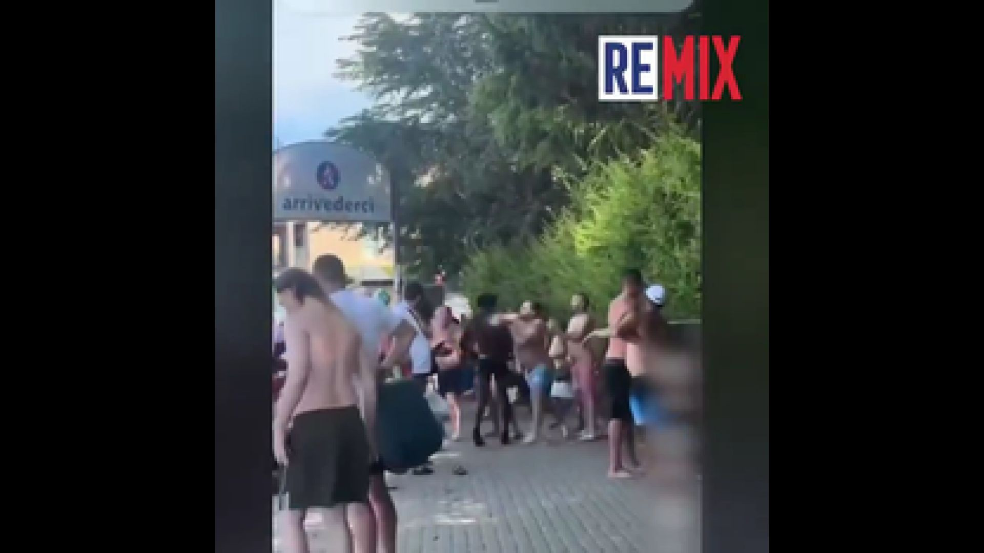 ⁣A GROUP OF EUROPEAN MEN BADLY BEAT A BLACK MALE IN THE ITALIAN TOURIST HOTSPOT PESCHIERA DEL GARDA❗