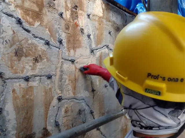 Inyección de resina epóxica en grietas