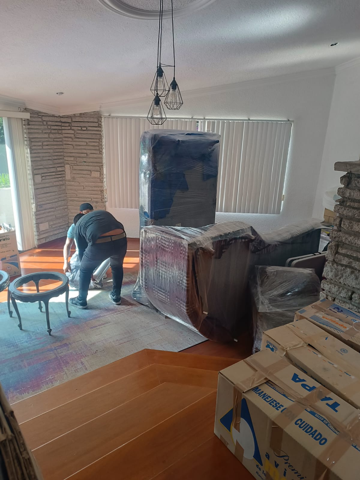 Camión de mudanzas Cruz en servicio