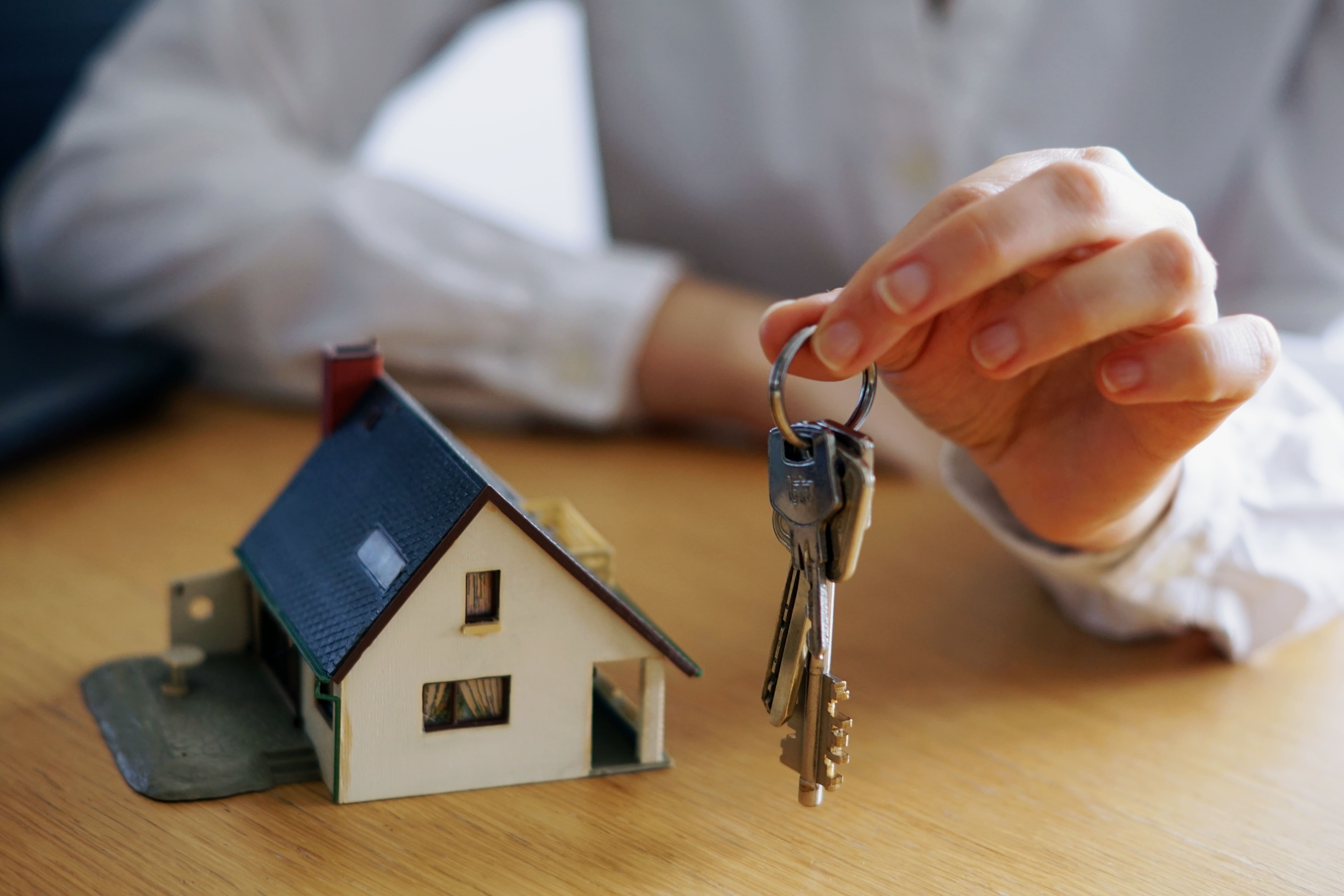 Comprar para morar cresce, investir cai em 2026