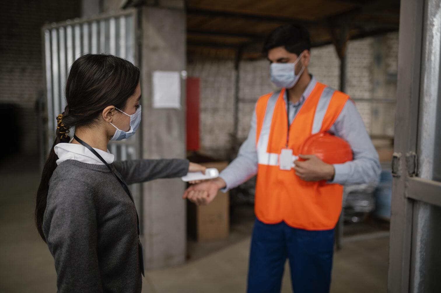 Mujer Tomando Temperatura Colega (1) (1)