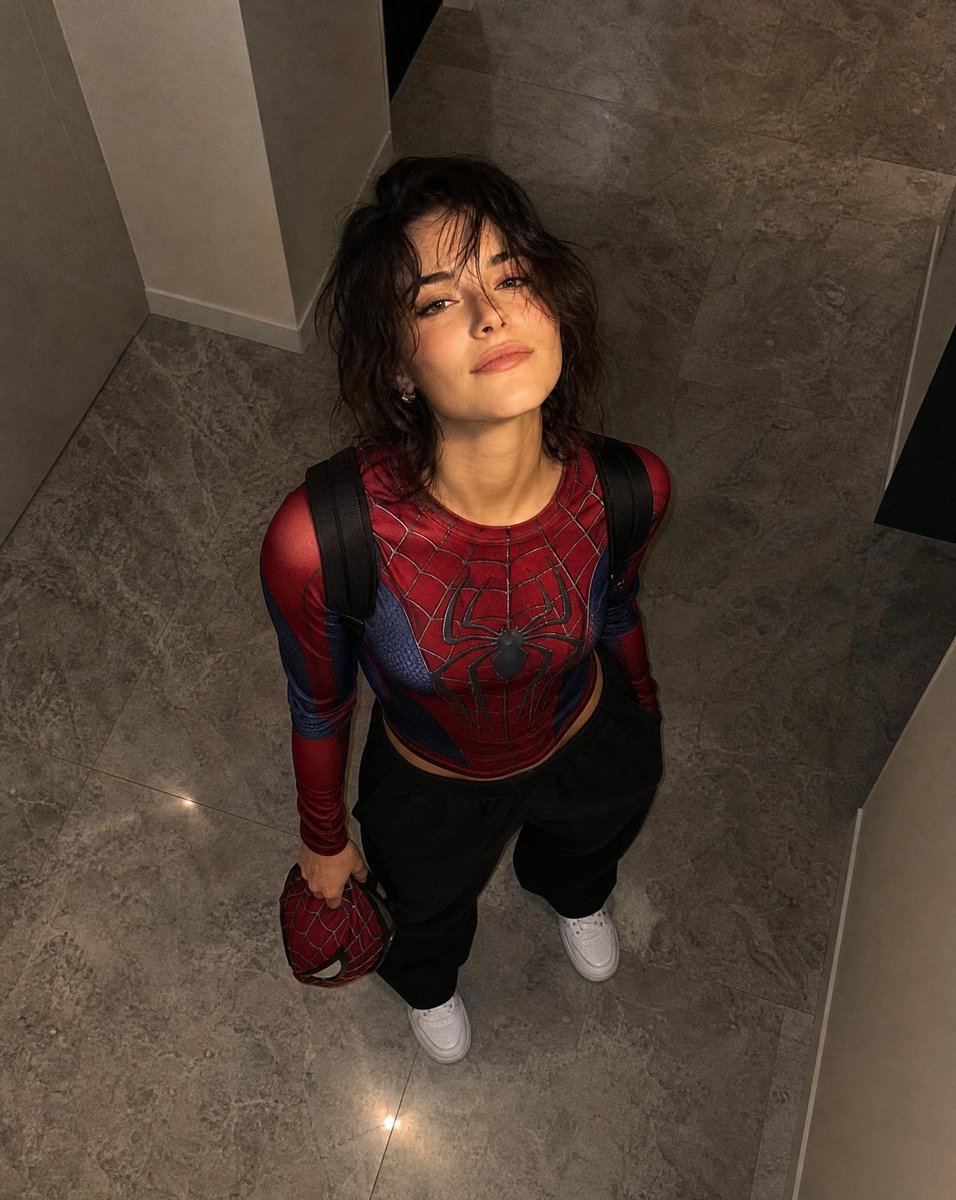 AI Prompt for Off-Duty Spider-Man Style Portrait in Casual Women's Attire