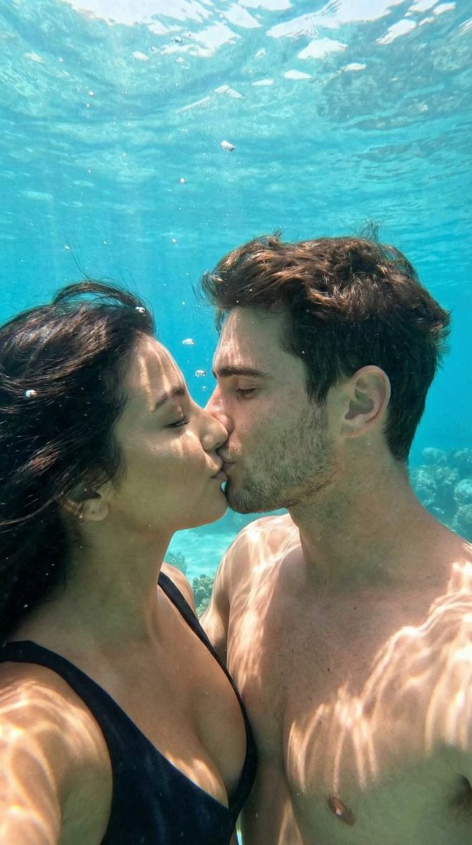 AI Prompt for Realistic Underwater Couple Kiss Scene Generator
