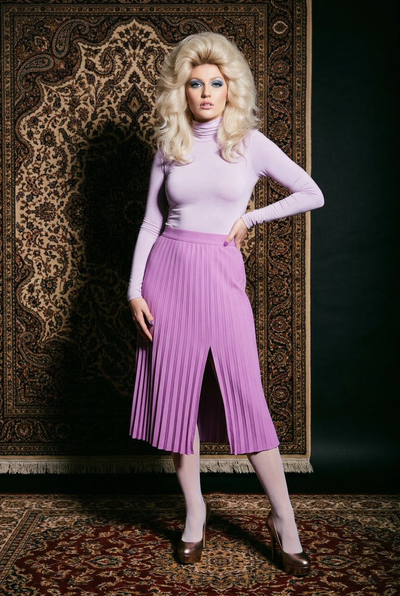 AI Prompt for 1970s High-Glamour Female Fashion Portrait