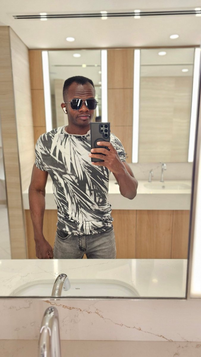AI Prompt for Changing Outfits to Formal Attire with AI Image Edits
