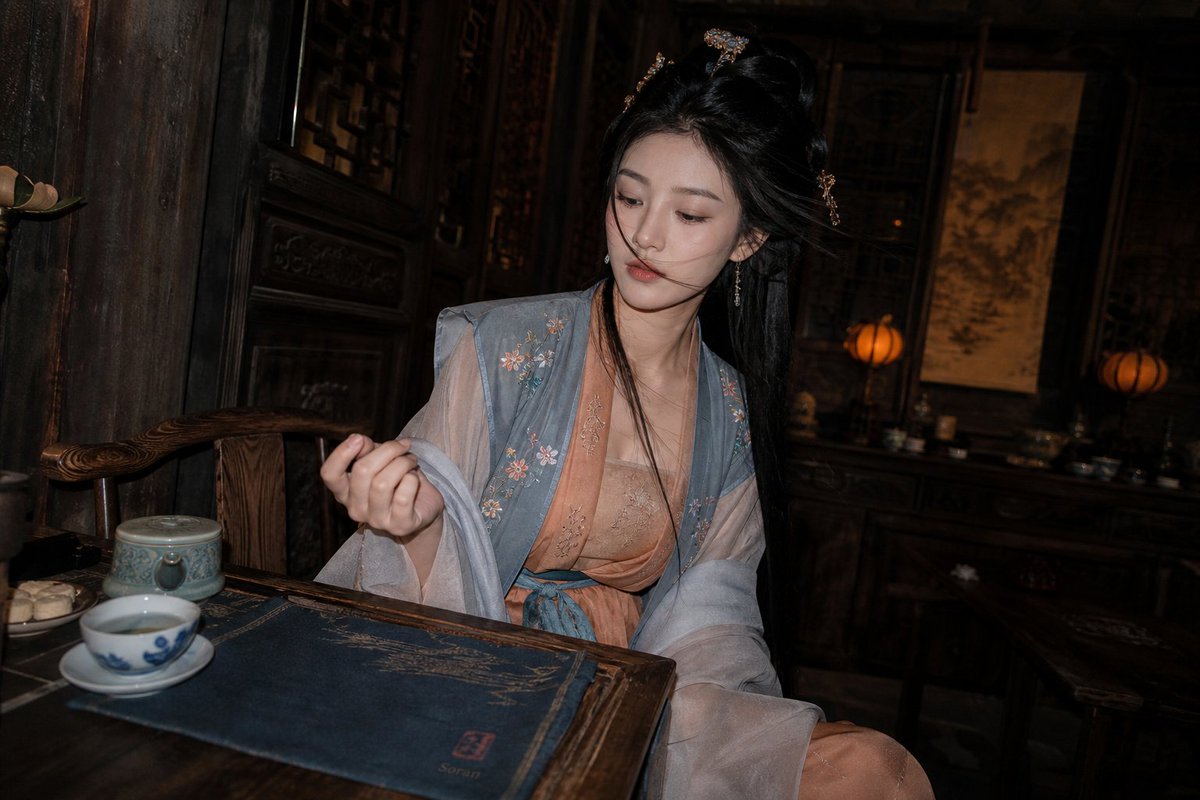 AI Prompt for Cinematic Hanfu Portraits in Traditional Tea Rooms