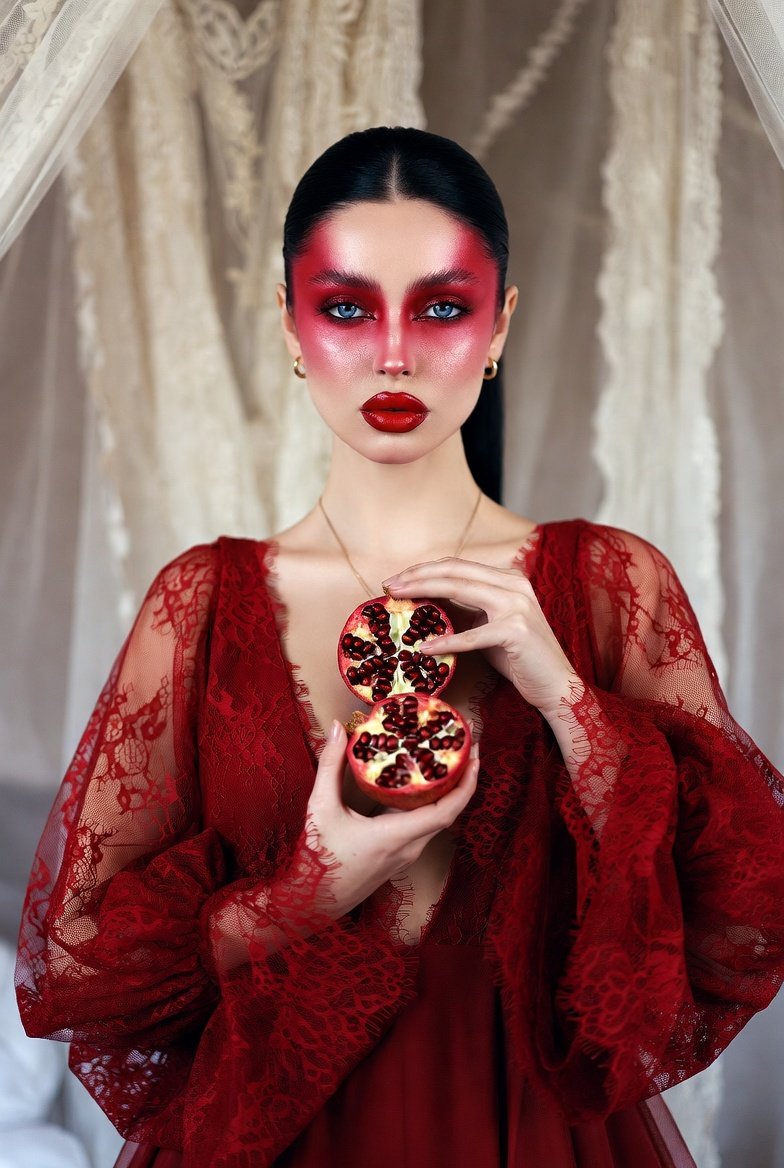 AI Prompt for Dramatic Persephone-Inspired Pomegranate Portrait