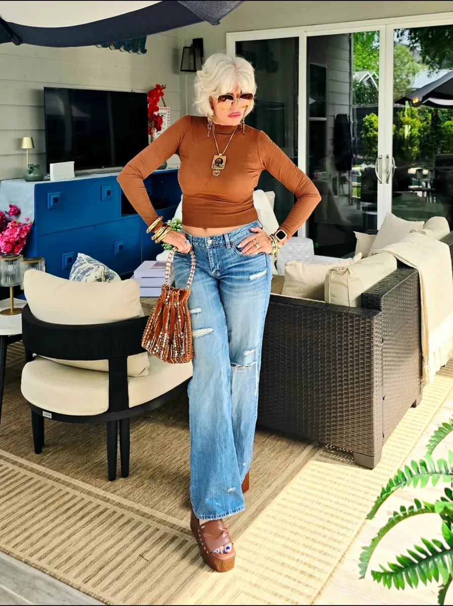 AI Prompt for Elegant Patio Outfit Image Generation: Fashionable Older Woman Outfit Inspiration