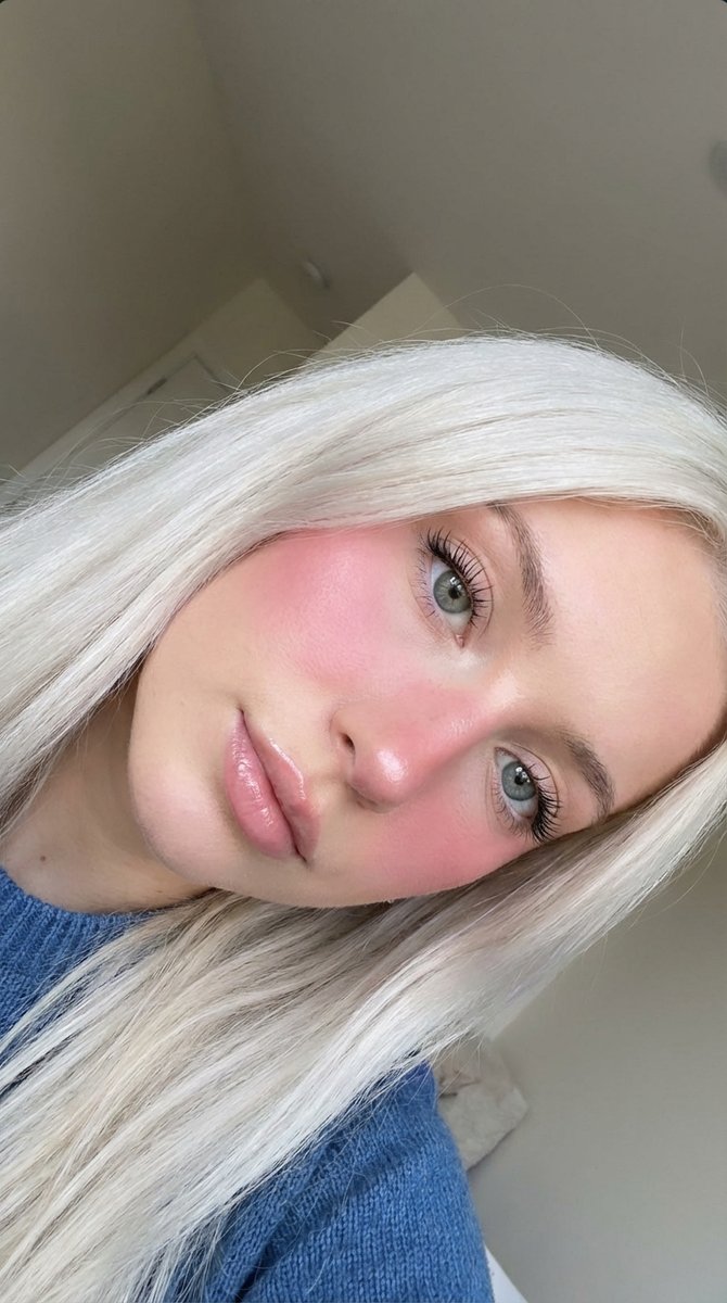AI Prompt for Extreme Close-up Beauty Selfie with Heavy Blush Makeup Effect
