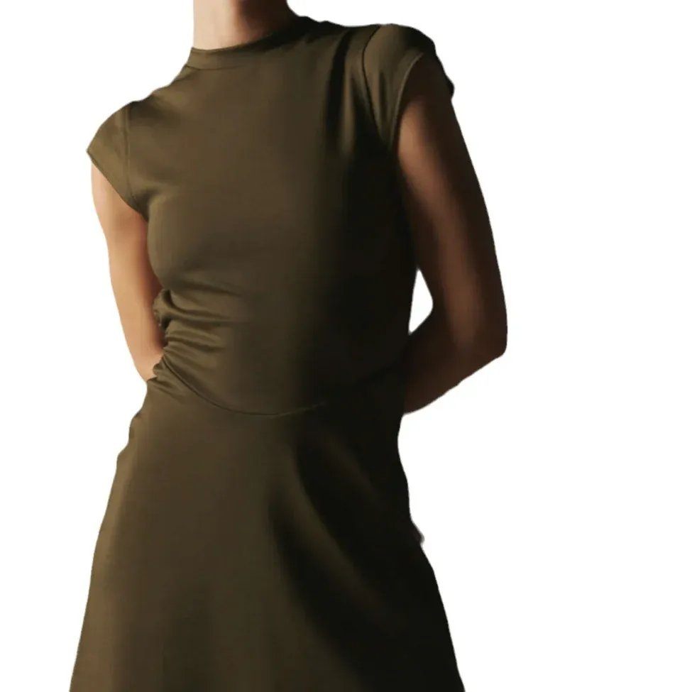 AI Prompt for Fashionable Lifestyle Imagery with Realistic Settings and Models