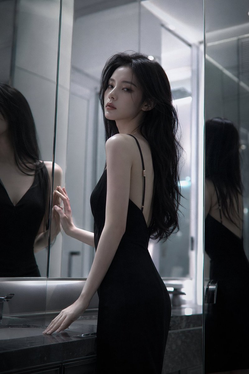 AI Prompt for Glamorous Mirror Portrait with Complex Lighting
