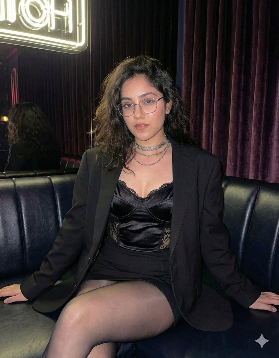 AI Prompt for High-Contrast Fashion Portrait with Paparazzi Flash Effect