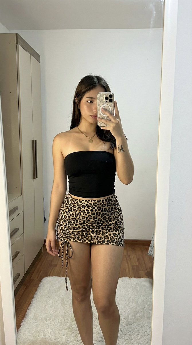AI Prompt for High-Contrast, Ultra-Wide Mirror Selfie Image