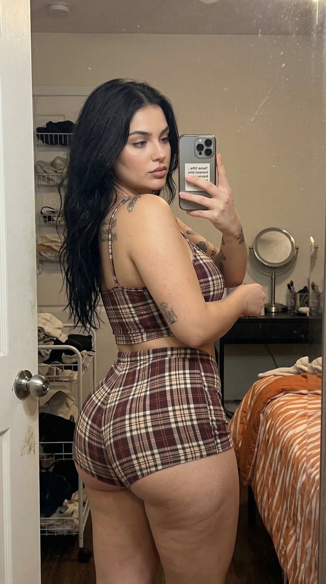 AI Prompt for High-Res Mirror Selfie with Plaid Crop Top