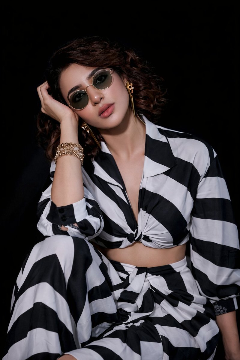 AI Prompt for High-Resolution Fashion Portrait of Samantha Ruth in Black and White Editorial Style