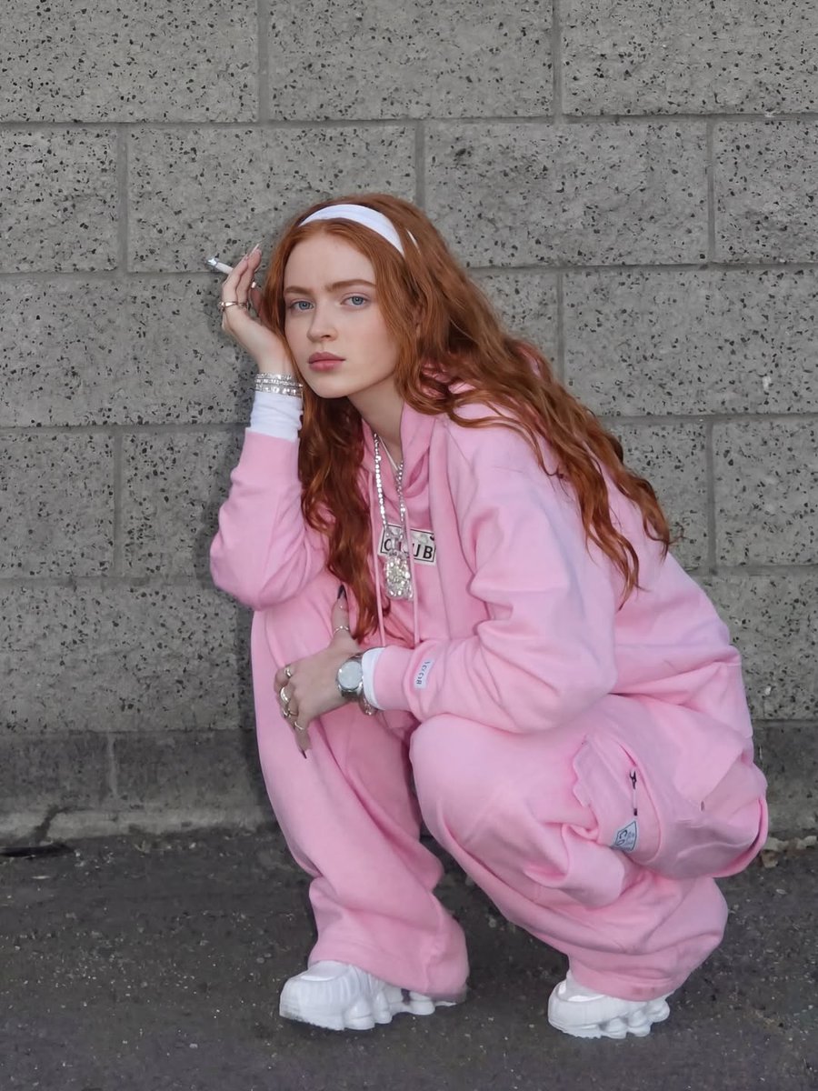 AI Prompt for High-Resolution Sadie Sink Fashion Portrait