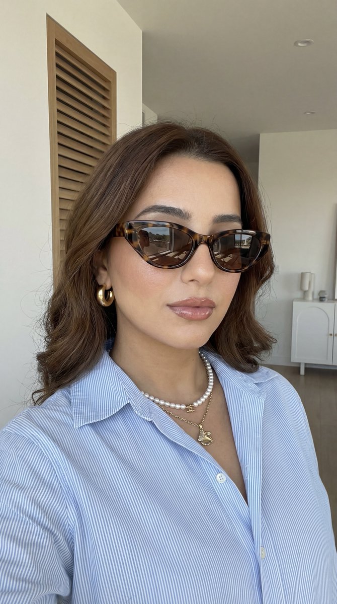 AI Prompt for Photorealistic Fashion Selfie with Facial Identity Lock