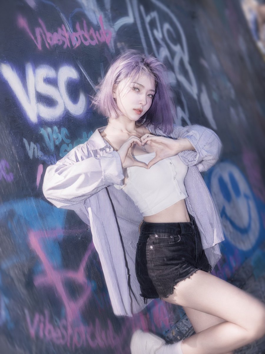 AI Prompt for Streetwear Portrait with Graffiti Background