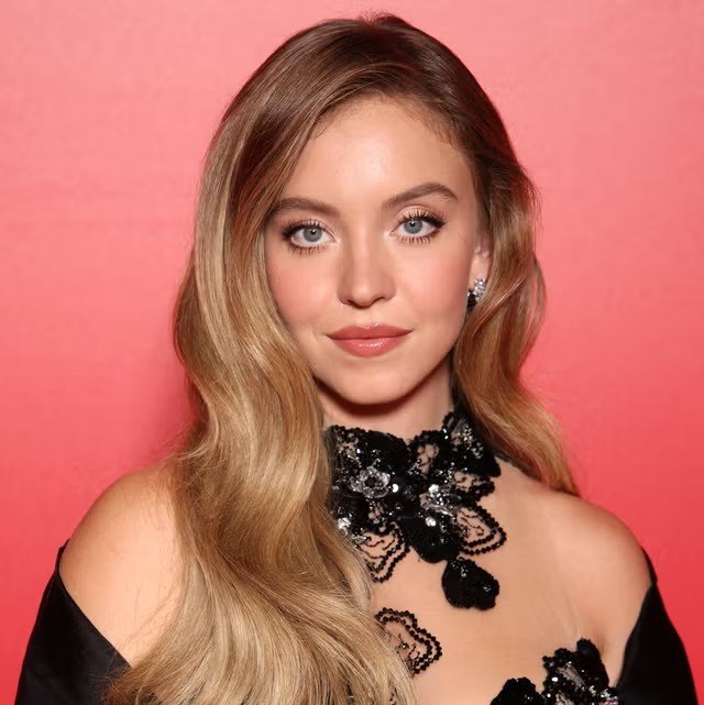 AI Prompt for Sydney Sweeney Red Carpet Portrait with Elegant Lace Collar