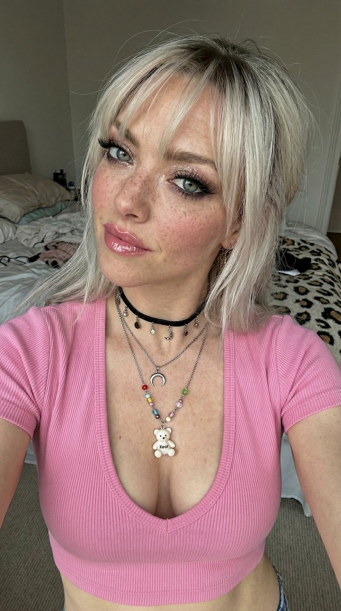 AI Prompt for Ultra-Realistic Influencer Selfie with Glamorous Makeup