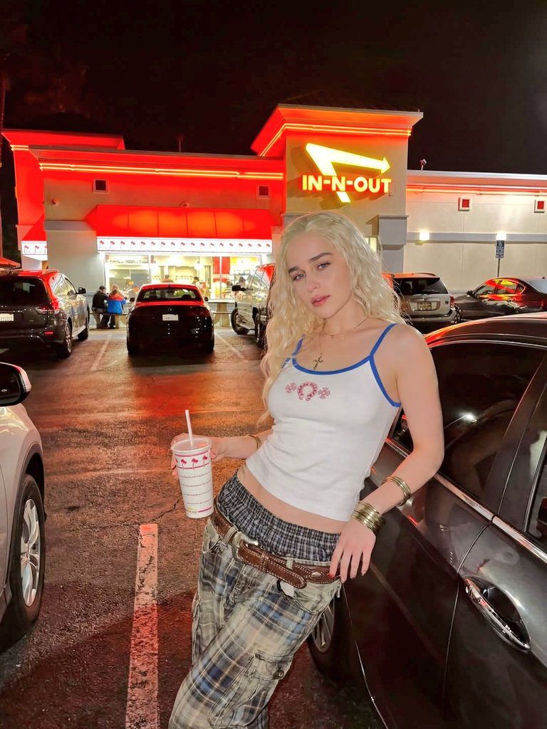 AI Prompt for Y2K Fashion Outfit in California Night