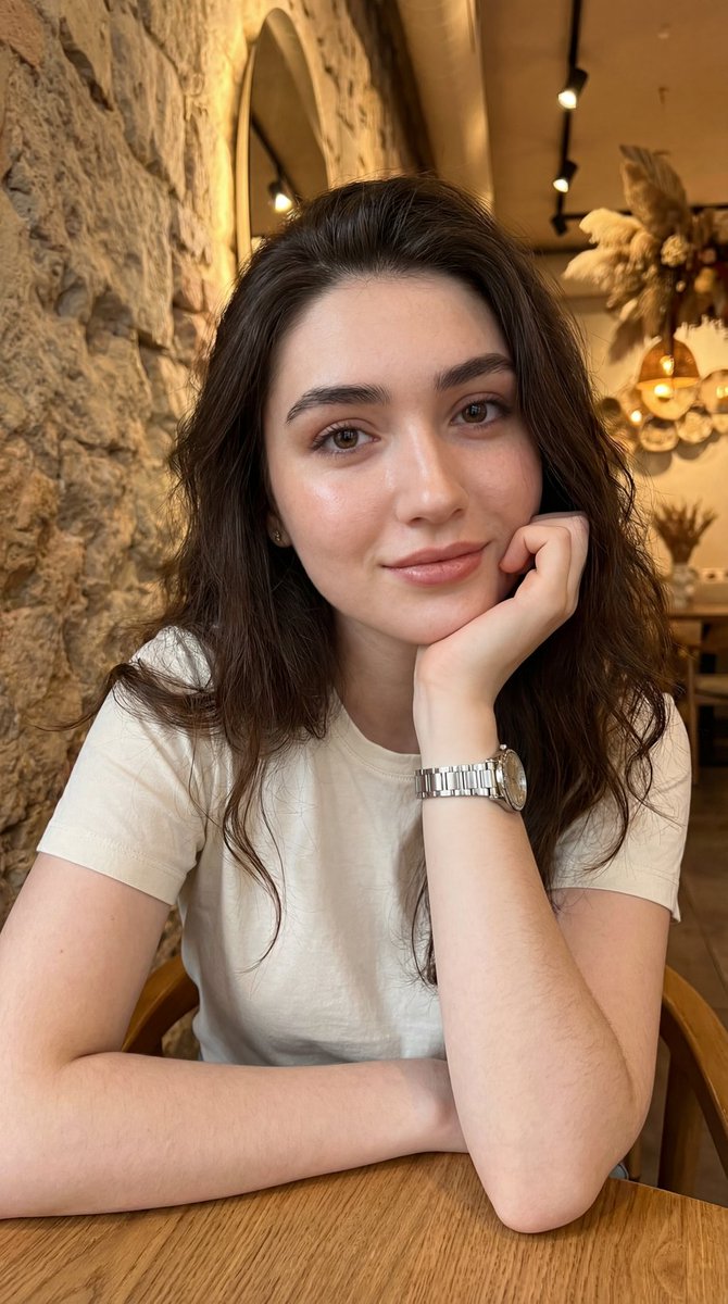 AI Portrait Prompt for Realistic Woman in Café Setting