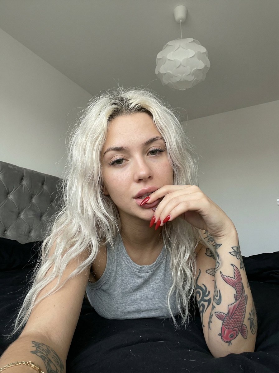 AI Prompt for Casual Smartphone Portrait of Tattooed Woman