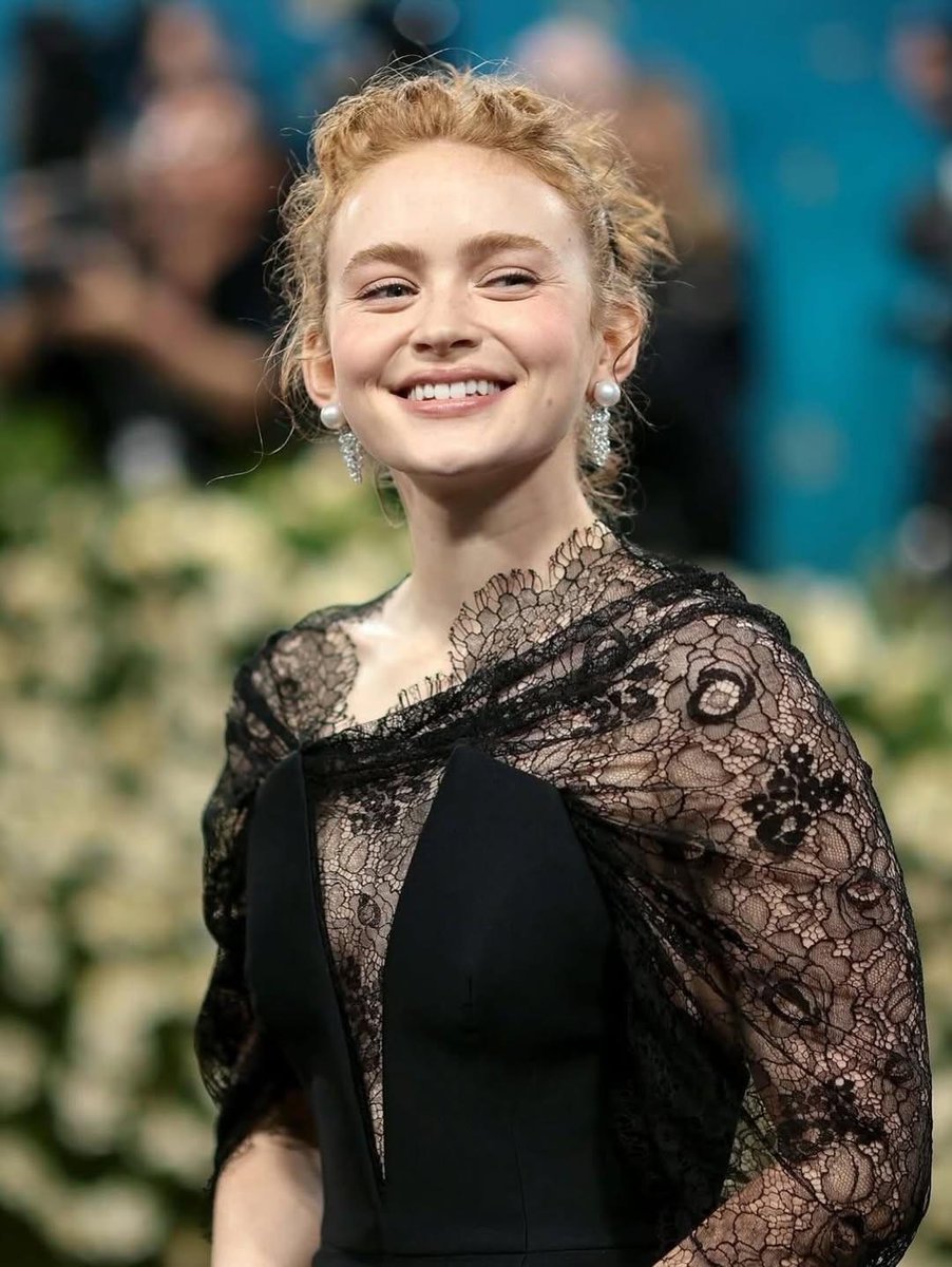 AI Prompt for Elegant Red Carpet Photography of Blonde Women