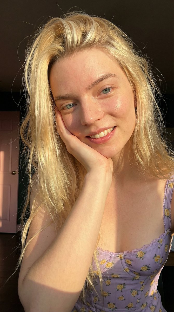 AI Prompt for Golden Hour Portrait of Anya Taylor-Joy: Ethereal Glamour