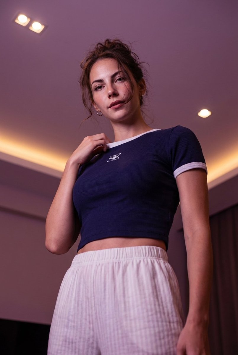 AI Prompt for High-Definition Low-Angle Female Portrait with Warm Lighting