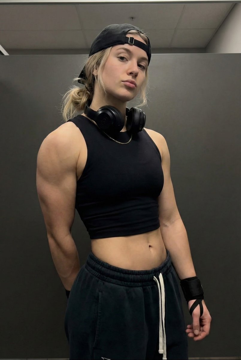 AI Prompt for Photorealistic Social Media Portrait of Athletic Woman